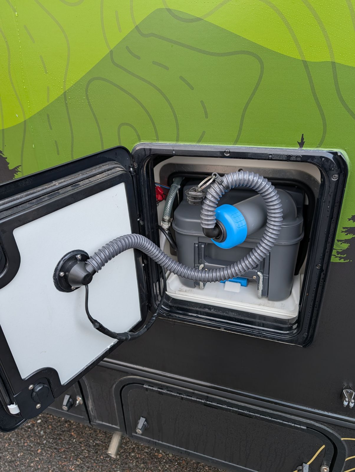 SOG Toilet/Cassette Active Charcoal Vent System – Compatible with Thetford C220 (H Type Doors Only) – image 4