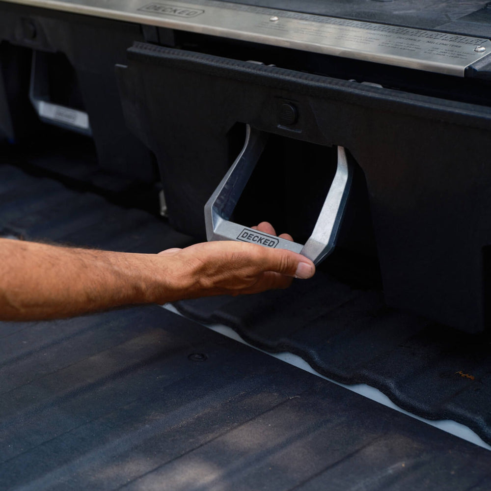[XF6LF, XF7LF, XG10LF, XG5LF, XG9LF, XR5LF, XS4LF, XS5LF] A person pulling the Drawer System handle to open the drawer.