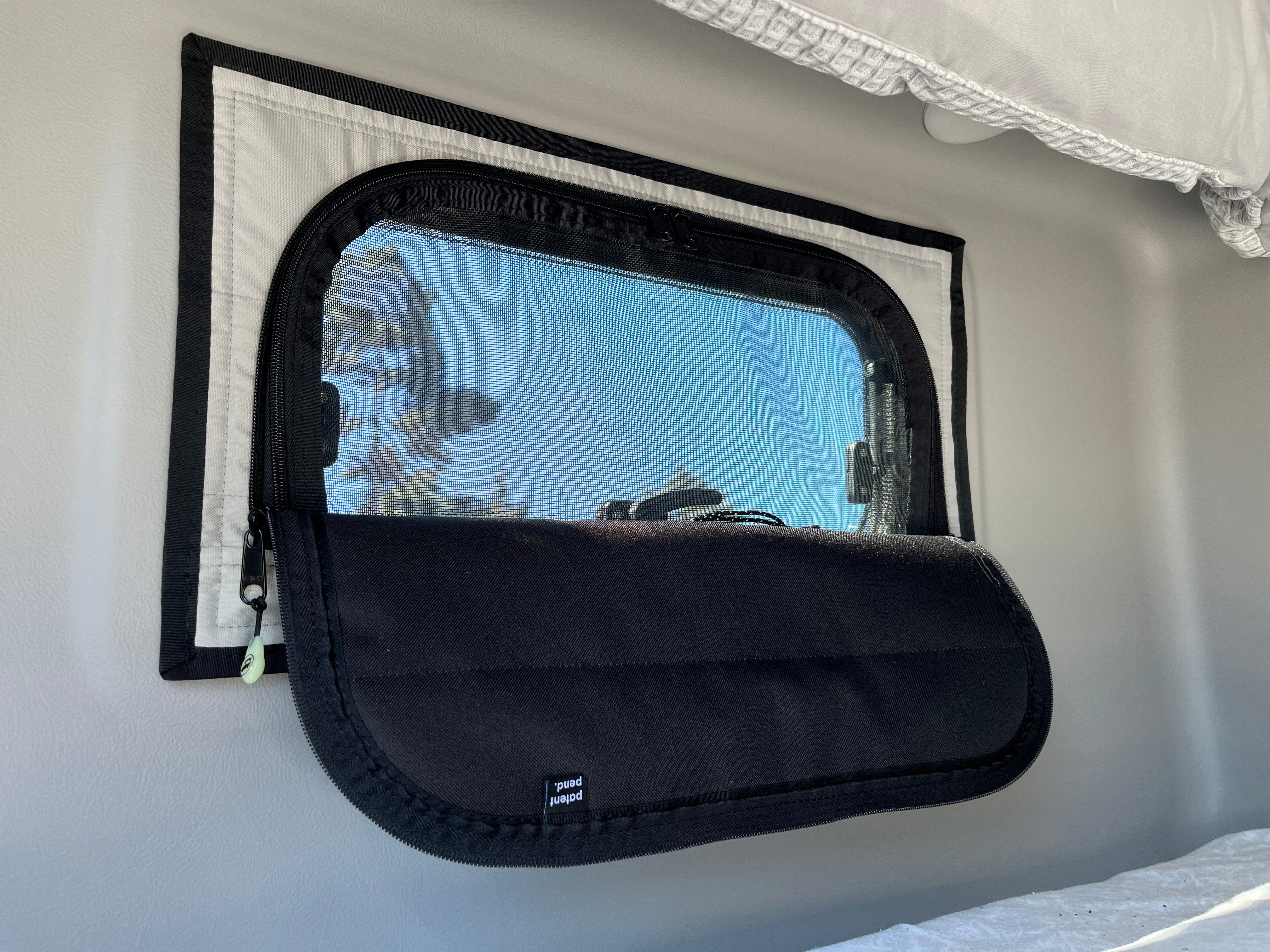Tiffin GH1  - Adventure Bar Window Zipper Shades