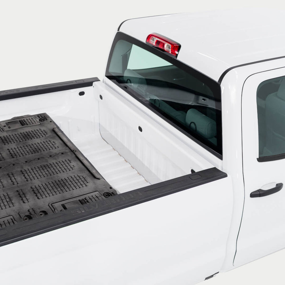 [XF6, XF7, XG5, XG9, XG10, XR5, XS4, XS5] Closeup of cabside gap a Drawer System leaves in a 8 foot truck.